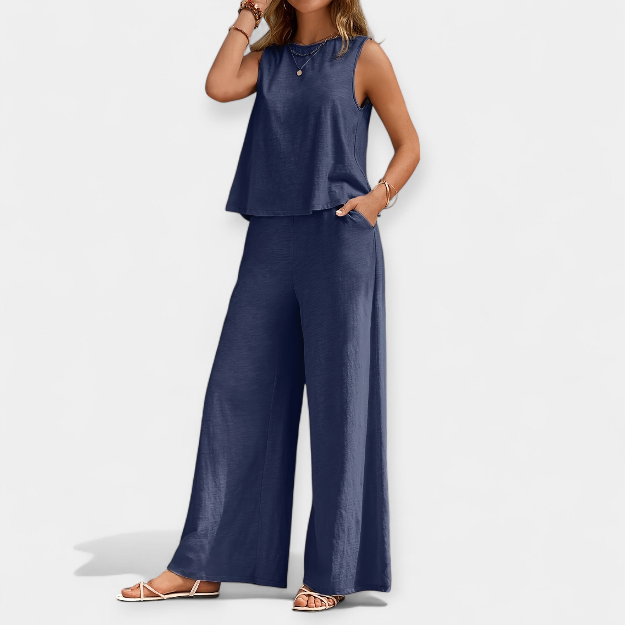Sleeveless set and wide-leg trousers