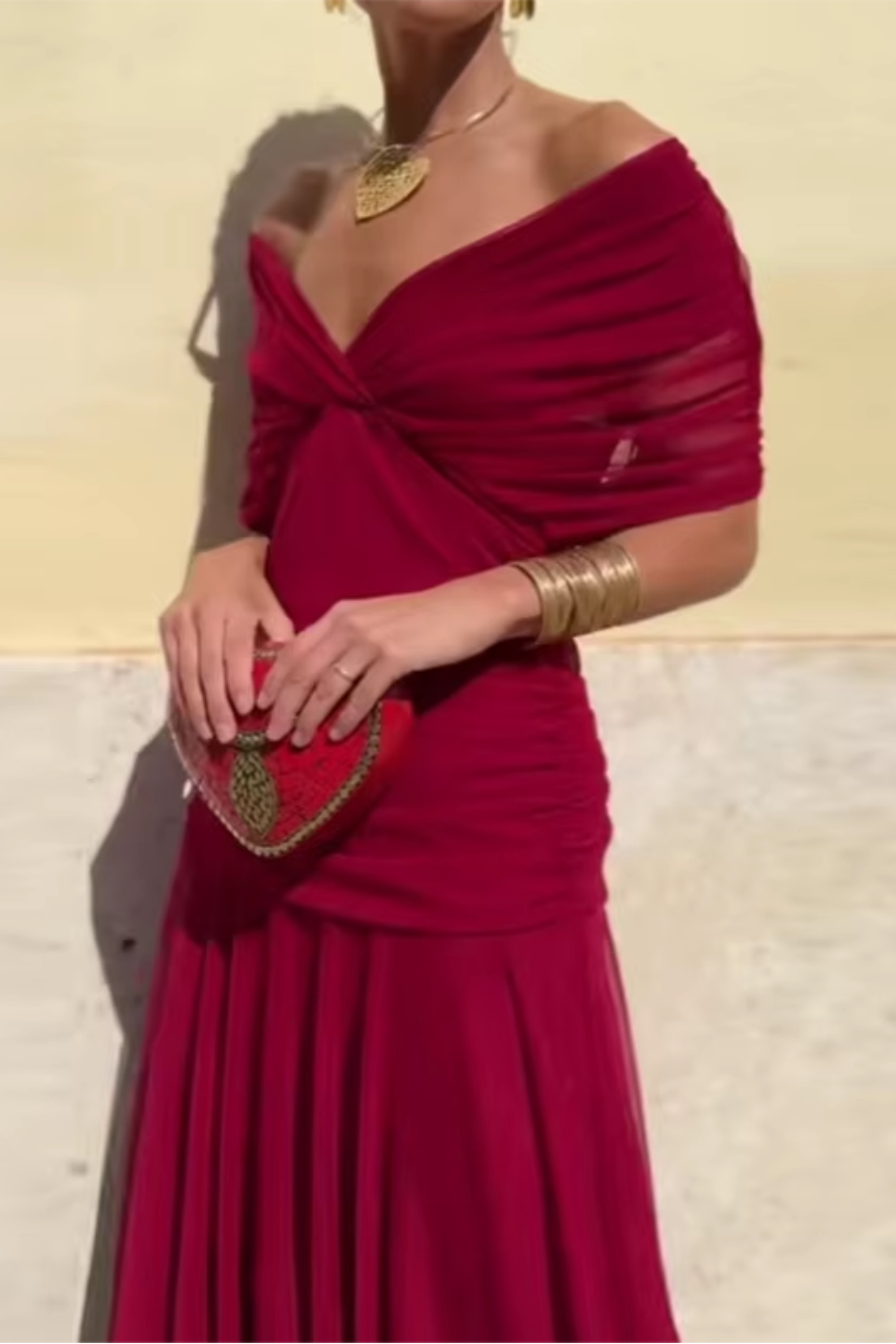 Luisa V-nyakú ruha