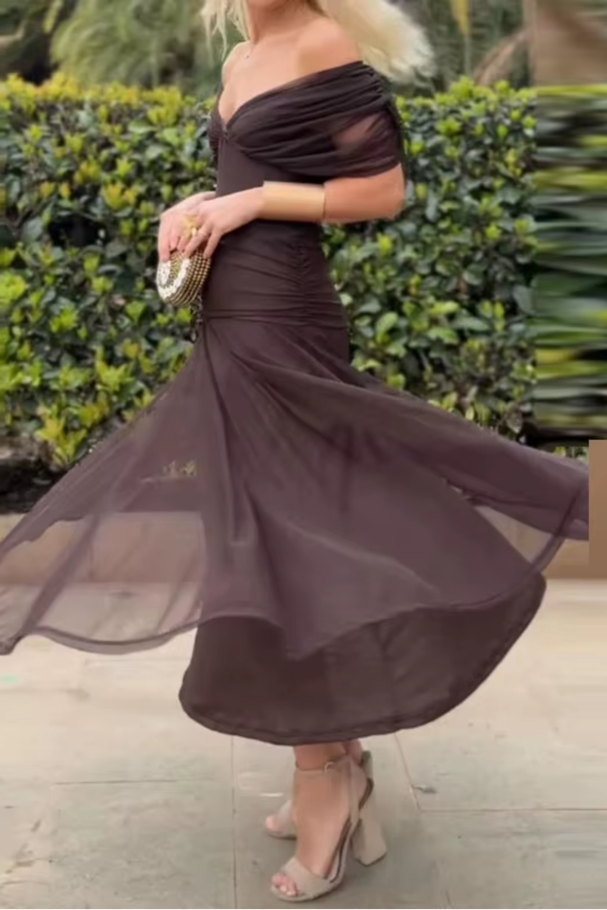 Luisa V-nyakú ruha